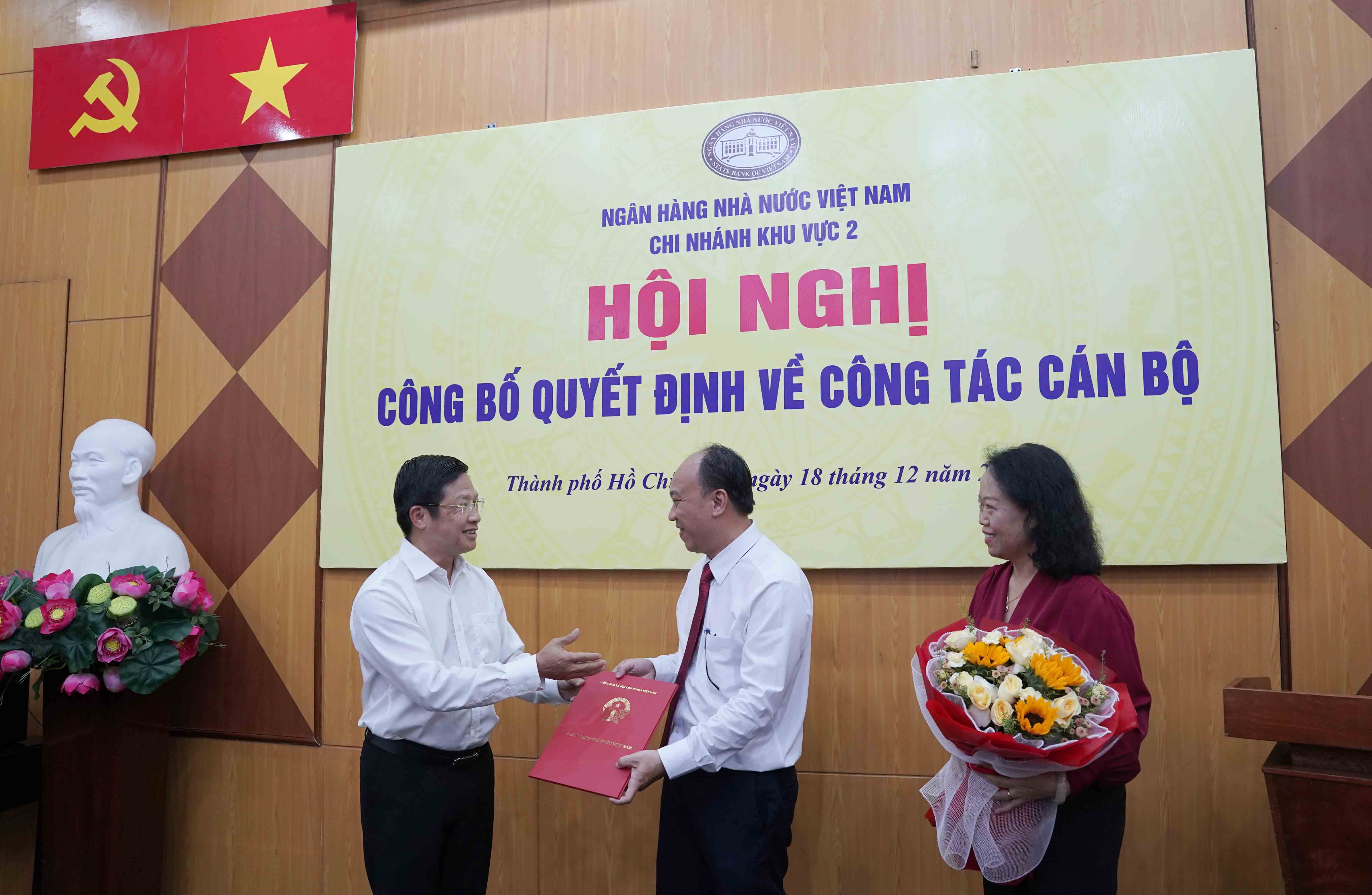 Ông Võ Minh Tuấn thừa ủy quyền của Thống đốc trao Quyết định quyền Chánh thanh tra Ông Võ Minh Tuấn thừa ủy quyền của Thống đốc trao Quyết định quyền Chánh thanh tra