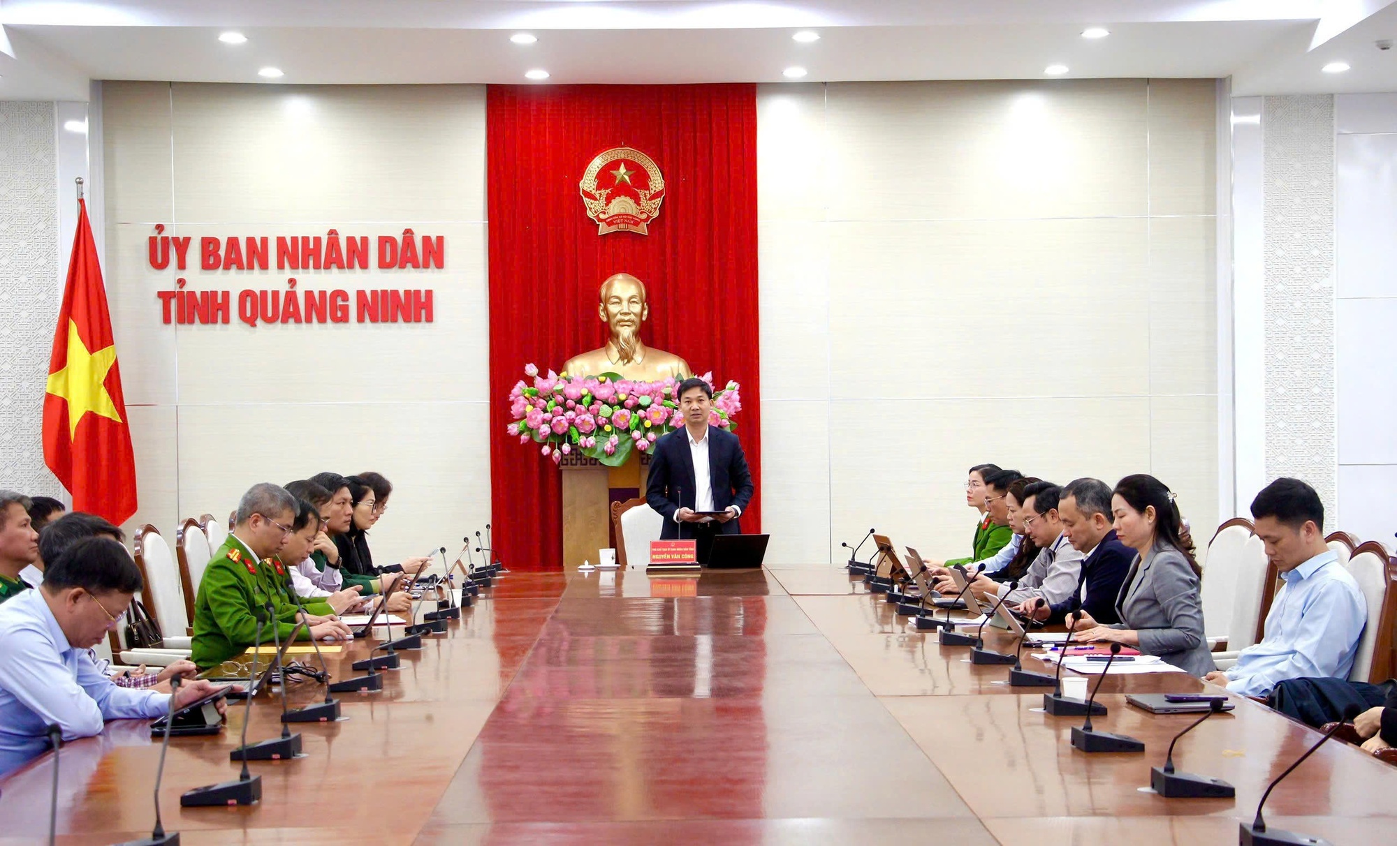 Phó Chủ tịch UBND tỉnh Quảng Ninh Nguyễn Văn Công phát biểu tại đầu cầu Quảng Ninh. Ảnh: VGP