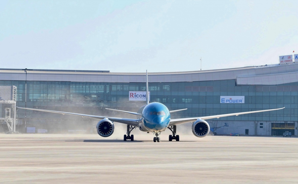  Chuyến bay mang số hiệu VN1, được Vietnam Airlines khai thác bằng tàu bay Boeing 787 Dreamliner đã chính thức hạ cánh tại Cảng hàng không quốc tế Long Thành