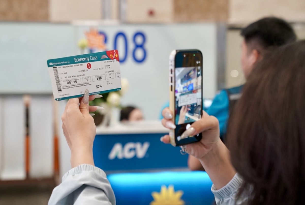 Hành khách lưu giữ khoảnh khắc đặc biệt trên chuyến bay đầu tiên đến Sân bay Long Thành.