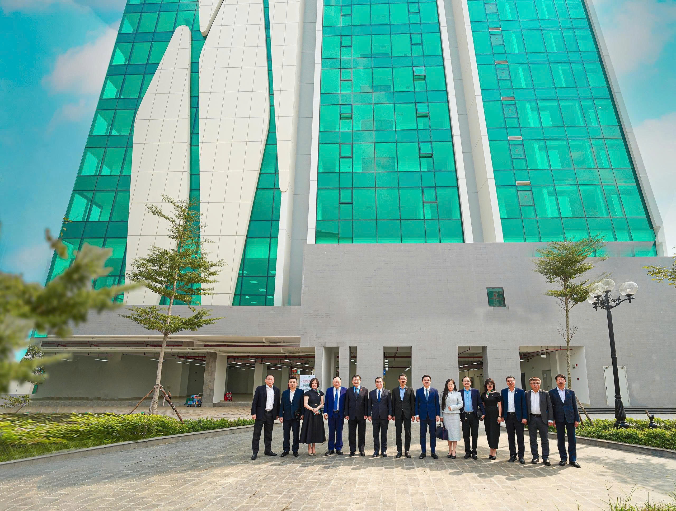 Vietcombank tiên phong chuyển đổi số, phát triển bền vững, vì con người