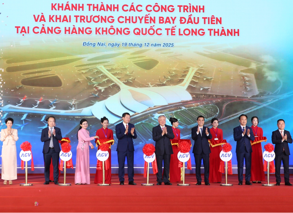 Phó Thủ tướng Thường trực Nguyễn Hòa Bình dự lễ khánh thành và khai trương chuyến bay đầu tiên tại Sân bay Long Thành