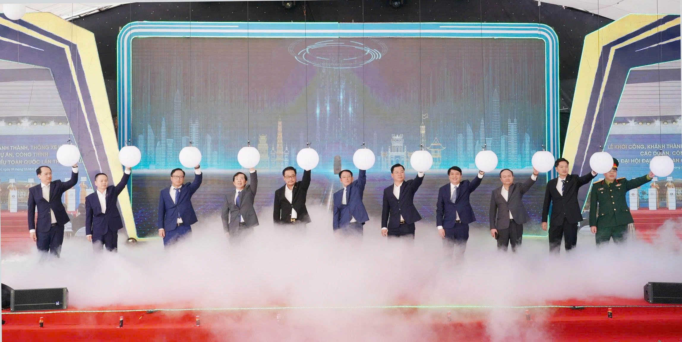 Các đại biểu thực hiện nghi thức khởi công dự án. Các đại biểu thực hiện nghi thức khởi công dự án.