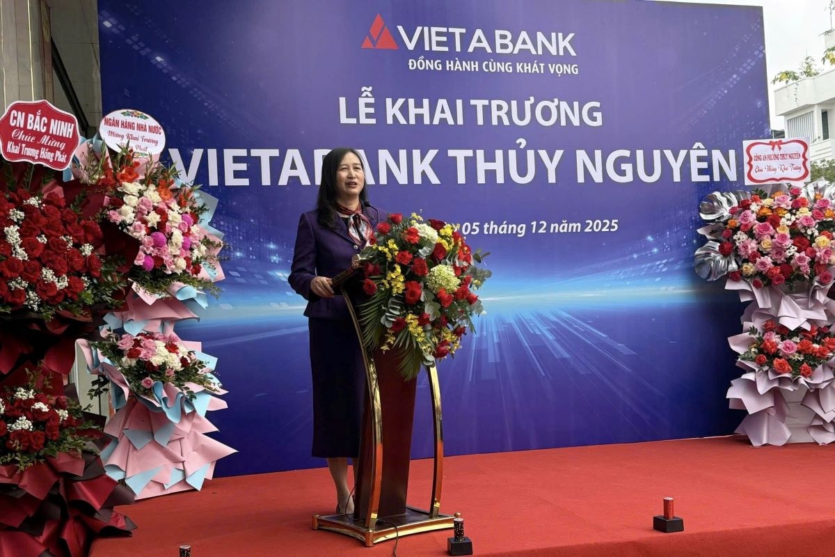 Bà Nguyễn Thị Dung – Quyền Giám đốc Ngân hàng Nhà nước Khu vực 6 phát biểu tại lễ khai trương VietaBank Thủy Nguyên