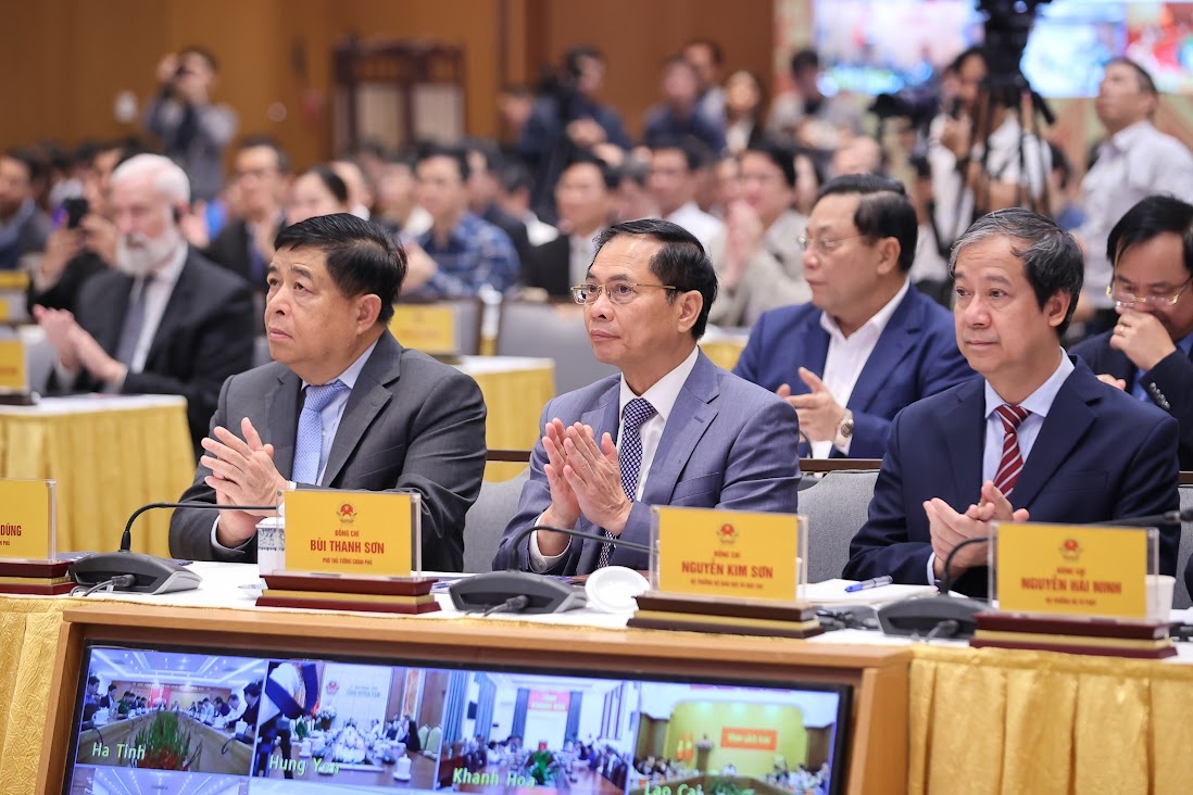 Các Phó Thủ tướng Bùi Thanh Sơn, Nguyễn Chí Dũng dự Diễn đàn - Ảnh: VGP/Nhật Bắc