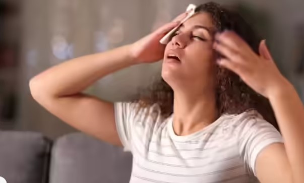 Đổ mồ hôi quá nhiều: Là do căng thẳng, hormone hay vấn đề gì nghiêm trọng hơn?