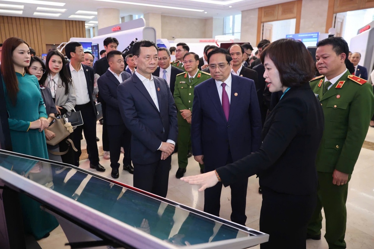 Bà Phạm Phương Lan - Phó Trưởng khối NHBL, Giám đốc Ban KHBL giới thiệu với Thủ tướng Chính phủ và đại biểu giải pháp BIDV Home