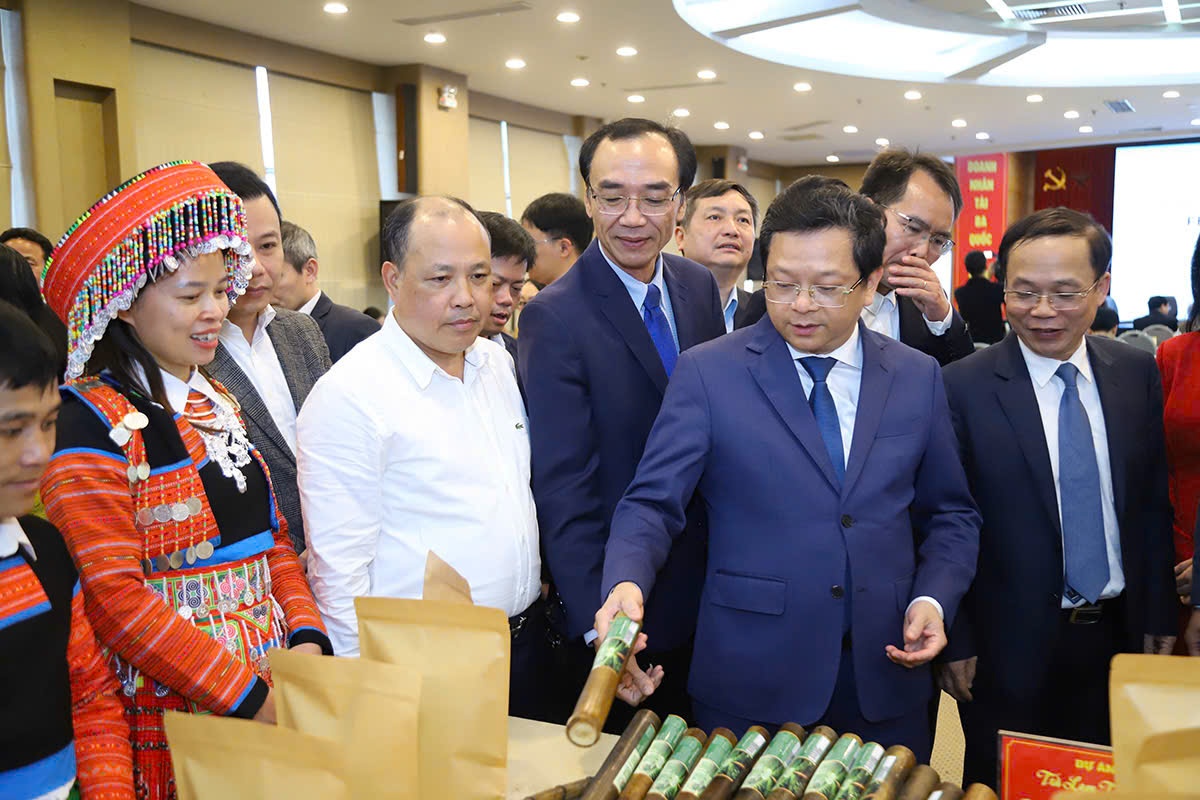 lãnh đạo các bộ, ngành, địa phương tham quan dự án khởi nghiệp