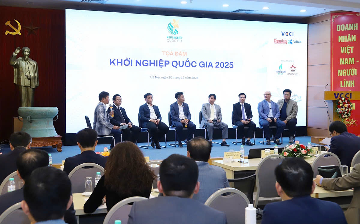 Các chuyên gia, diễn giả, doanh nghiệp tham gia trao đổi tại tọa đàm