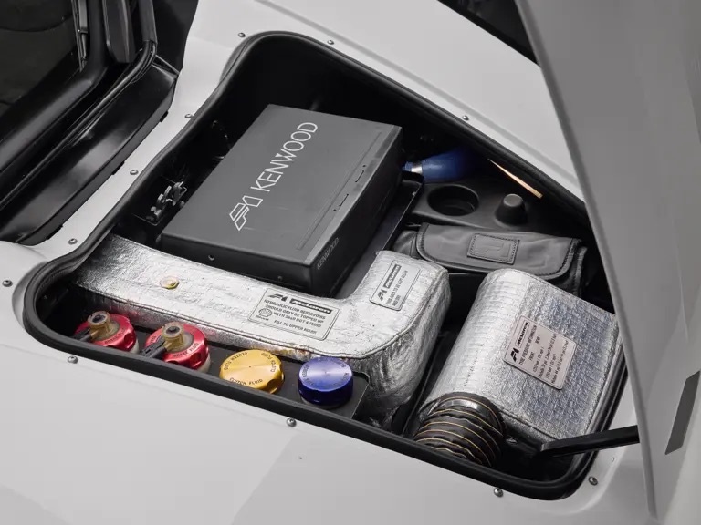 McLaren F1 1994: siêu xe 554 tỷ đồng mang chữ ký các nhà vô địch F1