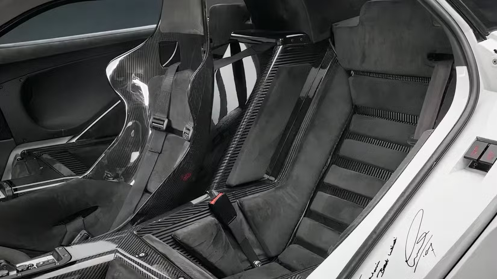 McLaren F1 1994: siêu xe 554 tỷ đồng mang chữ ký các nhà vô địch F1