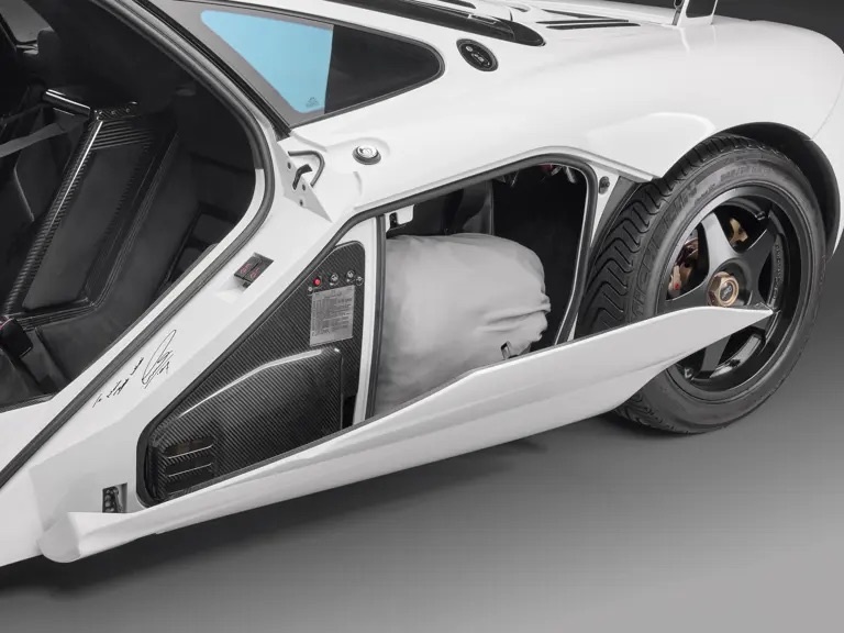 McLaren F1 1994: siêu xe 554 tỷ đồng mang chữ ký các nhà vô địch F1