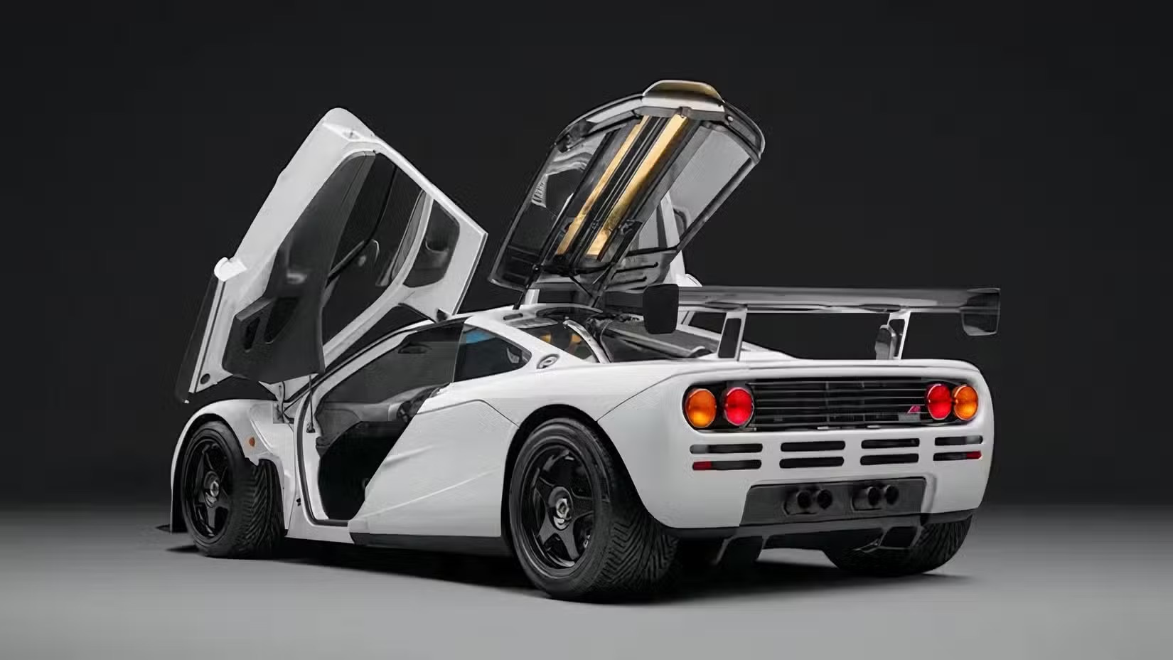 McLaren F1 1994: siêu xe 554 tỷ đồng mang chữ ký các nhà vô địch F1