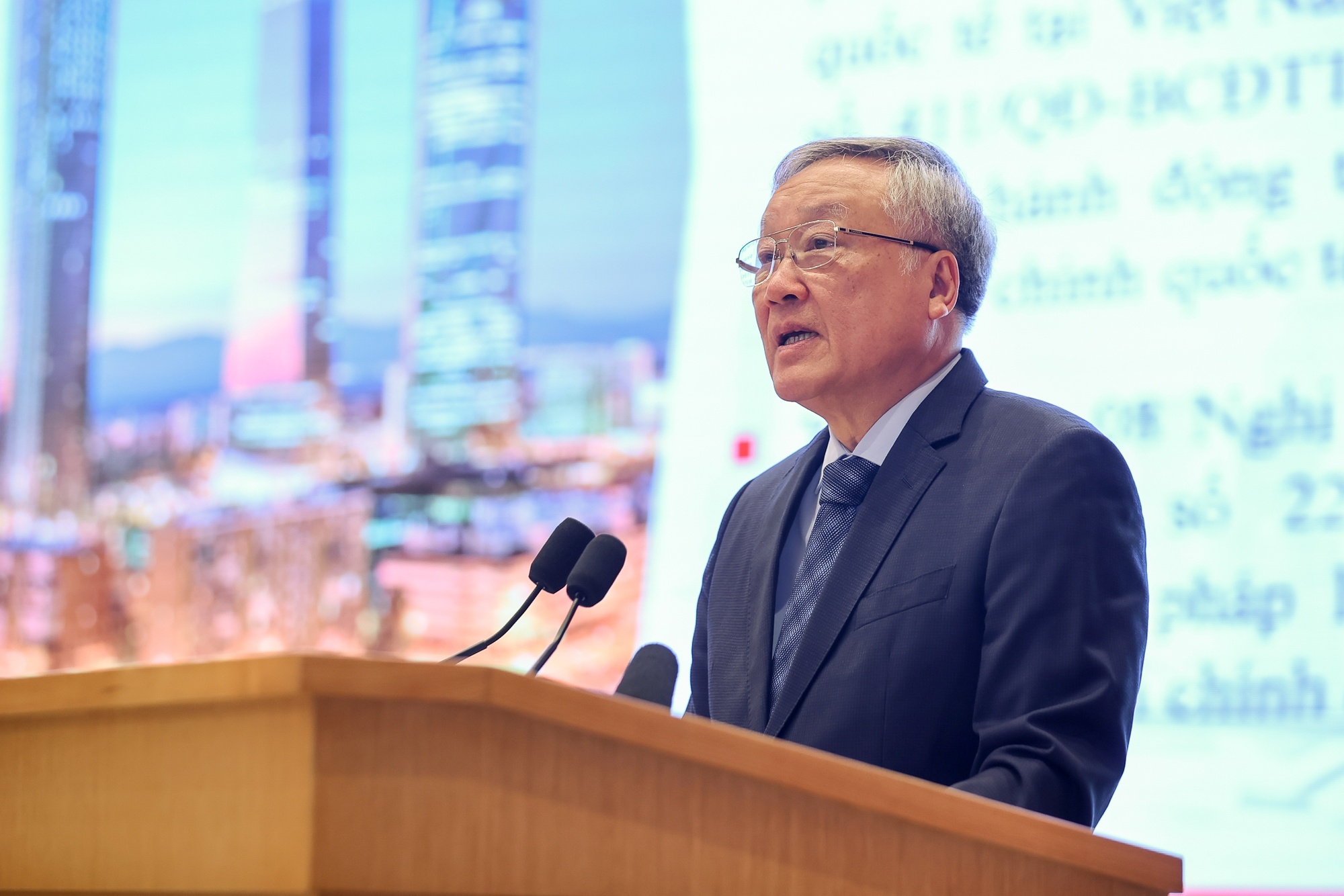 Phó Thủ tướng Thường trực Chính phủ Nguyễn Hòa Bình giới thiệu tóm tắt các nghị định của Chính phủ hướng dẫn triển khai Nghị quyết 222 của Quốc hội - Ảnh: VGP/Nhật Bắc