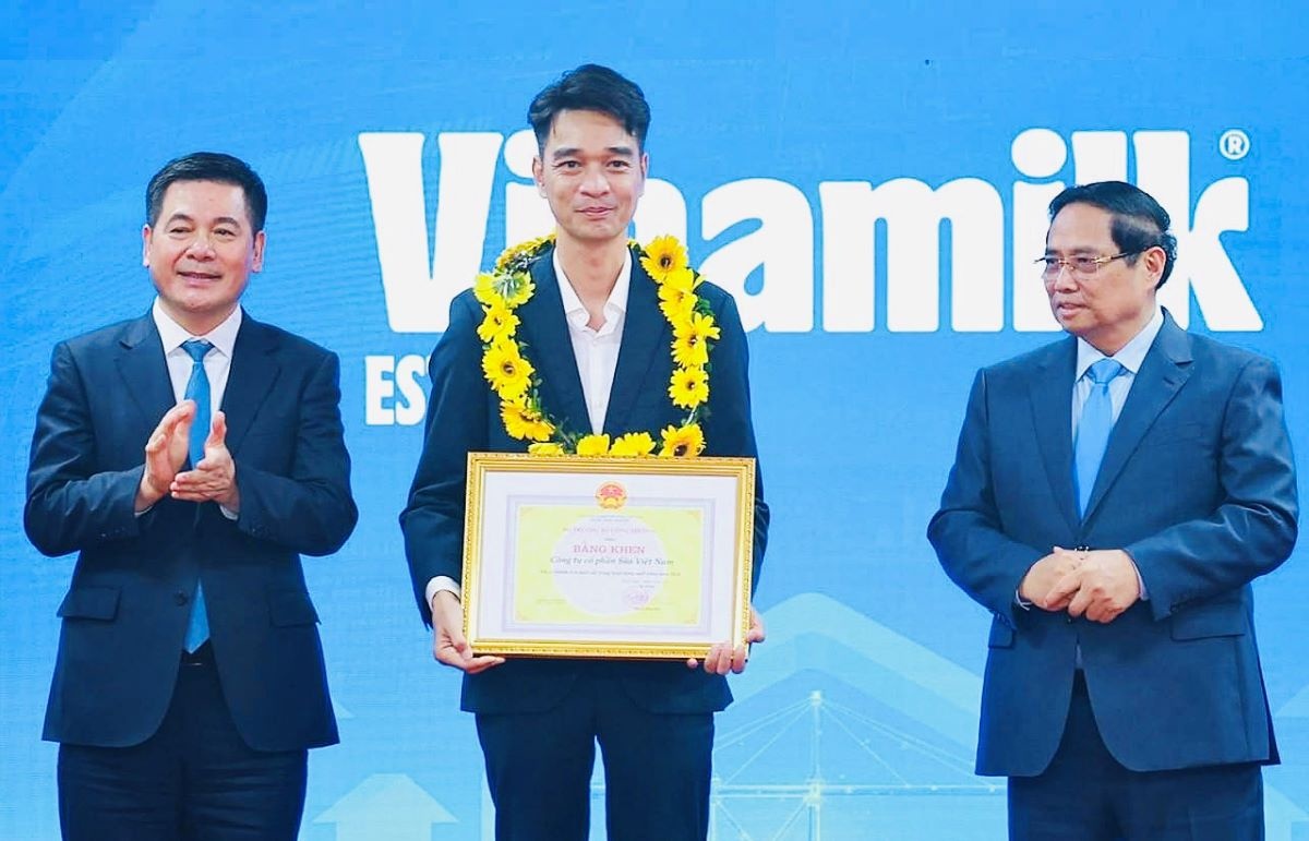 Ông Võ Trung Hiếu, Giám đốc Kinh doanh quốc tế Vinamilk vinh dự được Thủ tướng Phạm Minh Chính và Bộ trưởng Bộ Công Thương Nguyễn Hồng Diên trao Bằng khen Doanh nghiệp xuất khẩu tiêu biểu. Ảnh: Vi Nam Ông Võ Trung Hiếu, Giám đốc Kinh doanh quốc tế Vinamilk vinh dự được Thủ tướng Phạm Minh Chính và Bộ trưởng Bộ Công Thương Nguyễn Hồng Diên trao Bằng khen Doanh nghiệp xuất khẩu tiêu biểu. Ảnh: Vi Nam