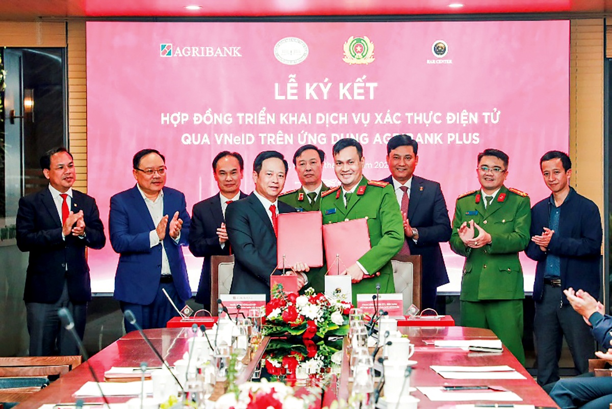 Agribank và Trung tâm RAR - Bộ Công an ký kết triển khai dịch vụ xác thực điện tử qua VNeID trên ứng dụng Agribank Plus