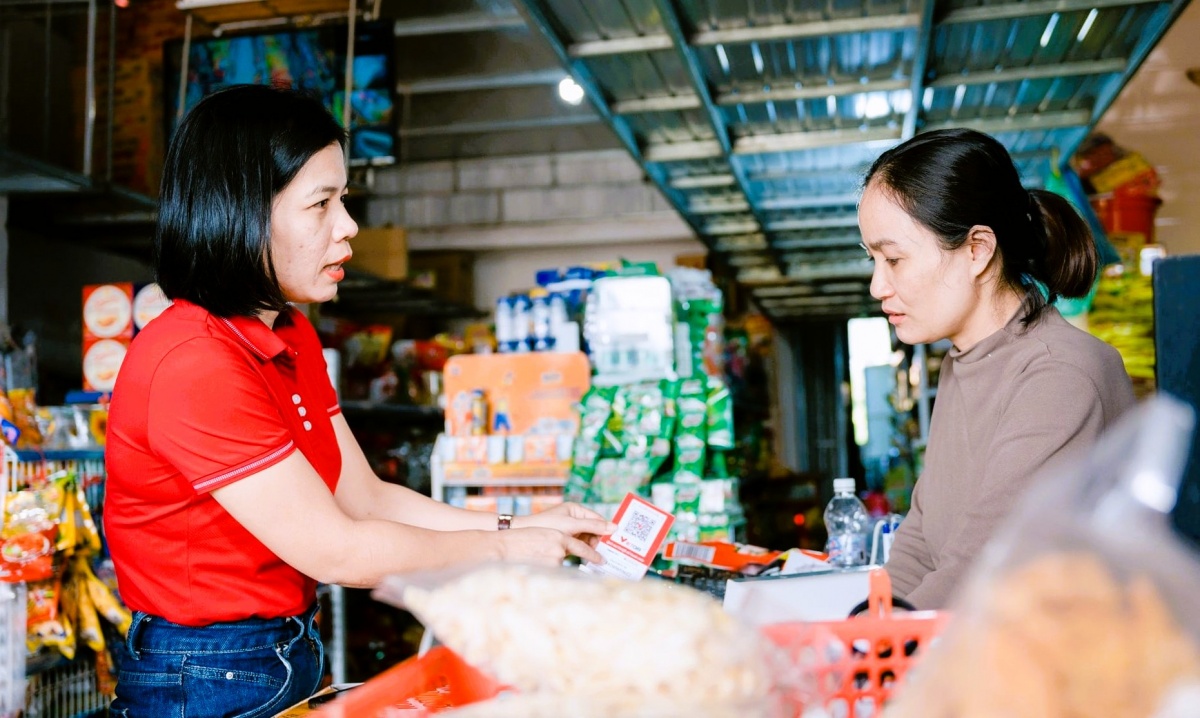 ngành Ngân hàng ở địa phương  đang đóng vai trò như một “bệ đỡ” công nghệ, giúp hộ kinh doanh vượt qua 