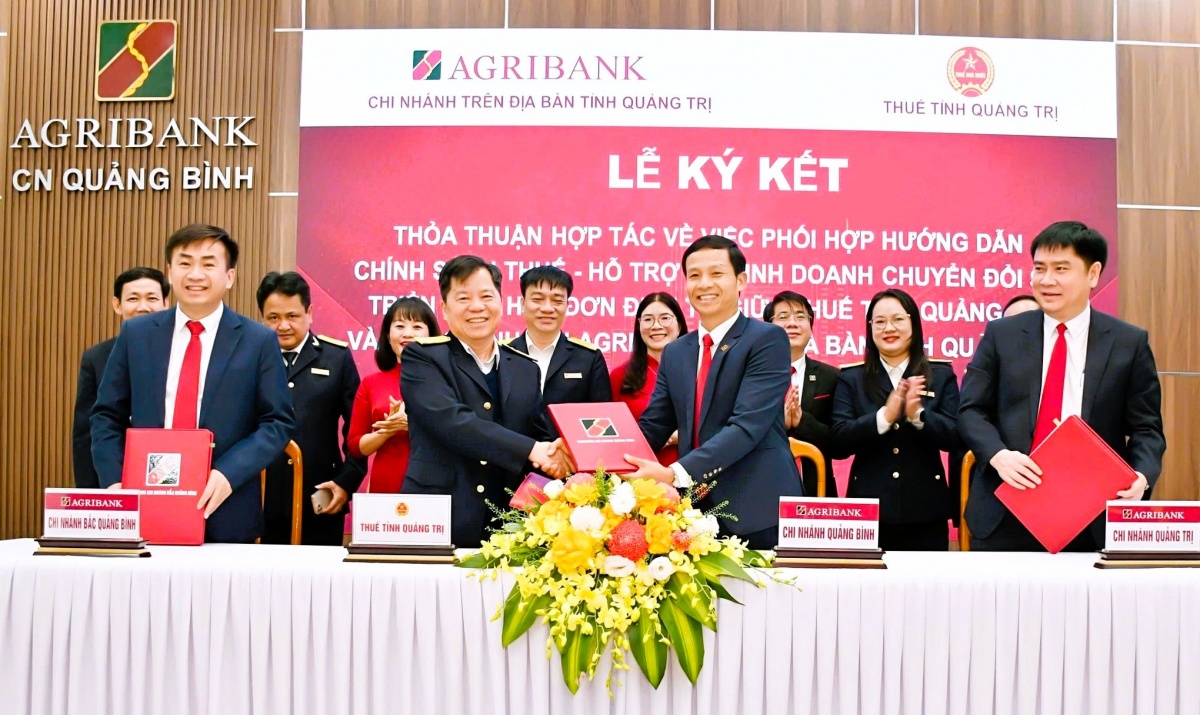 : Lễ ký kết Thỏa thuận hợp tác giữa Thuế tỉnh Quảng Trị và các chi nhánh Agribank trên địa bàn.