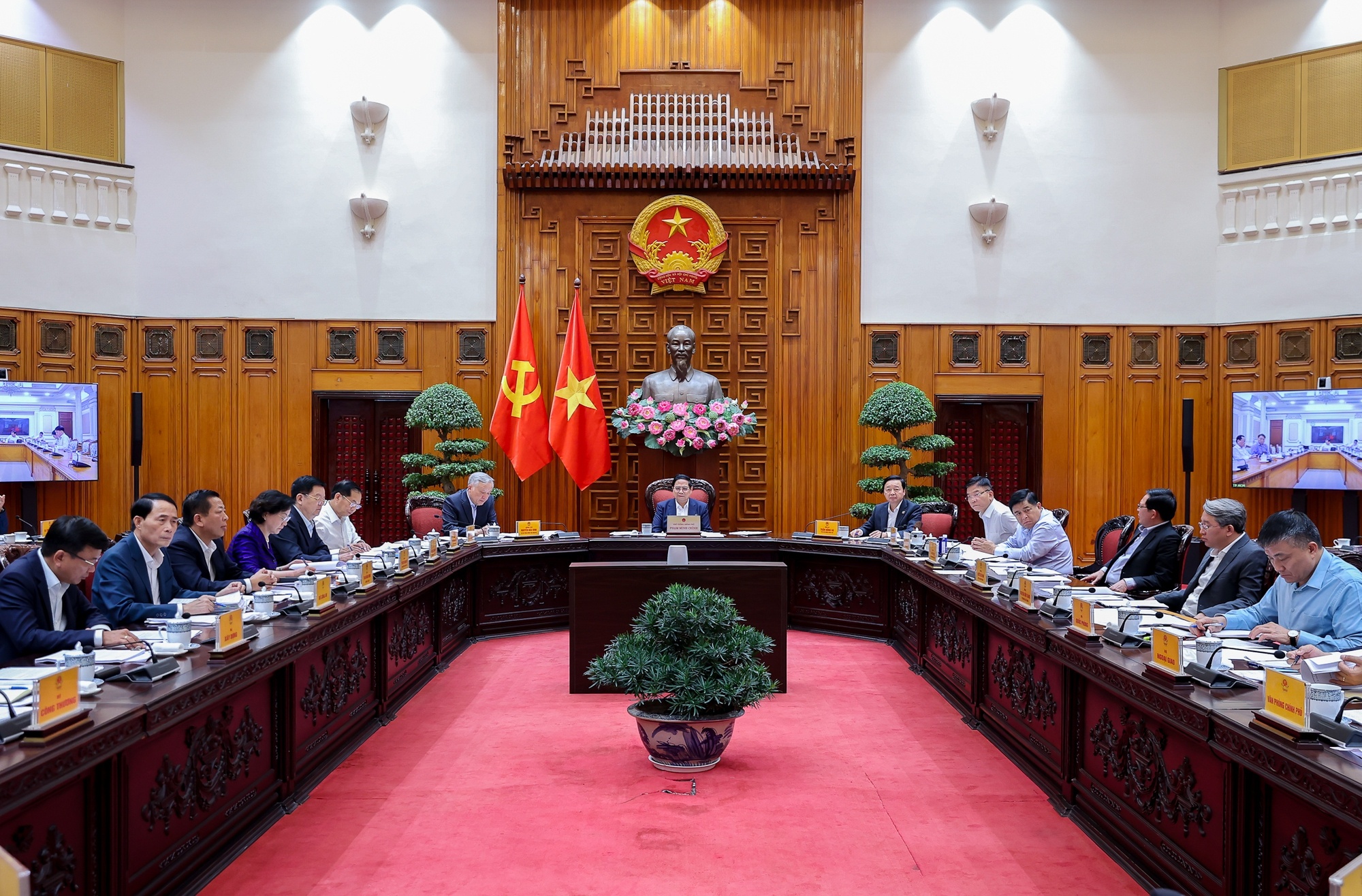 Thủ tướng chủ trì cuộc họp của Thường trực Chính phủ chiều tối 23/12 - Ảnh: VGP/Nhật Bắc