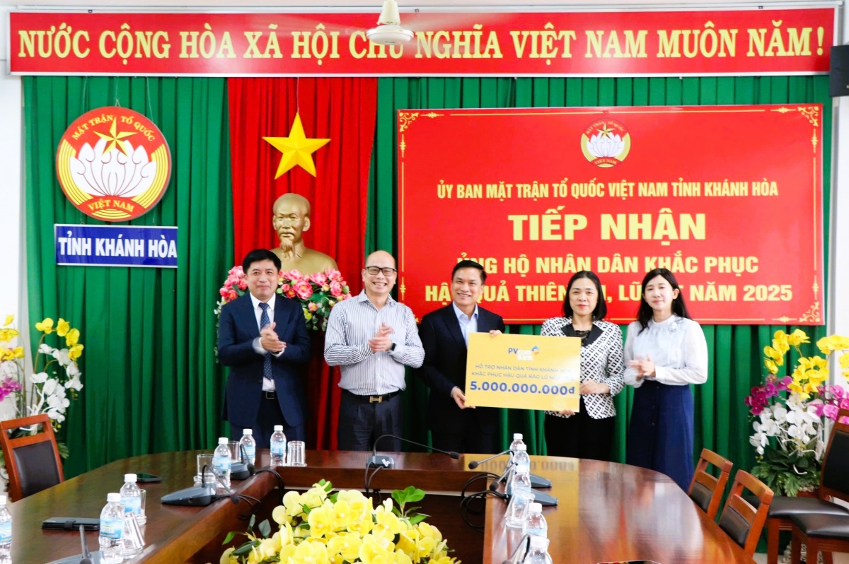 Đại diện Ủy ban MTTQ Việt Nam tỉnh Khánh Hòa tiếp nhận tượng trưng kinh phí hỗ trợ của PvcomBank .