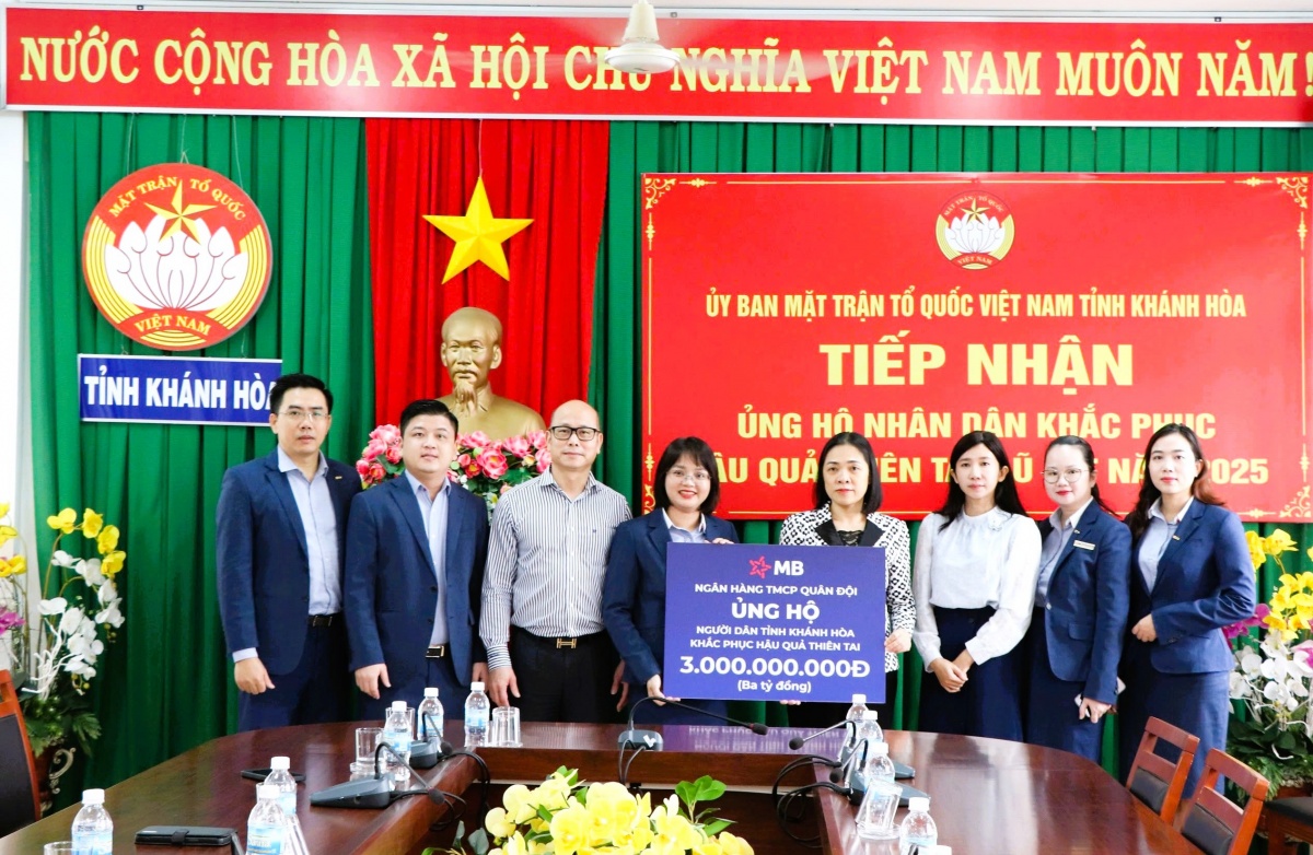Đại diện Ủy ban MTTQ Việt Nam tỉnh Khánh Hòa tiếp nhận tượng trưng kinh phí hỗ trợ của MB.