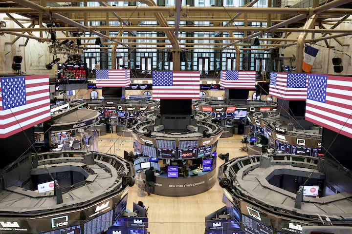 Thanh khoản mỏng vẫn kéo chỉ số lên đỉnh: Santa Claus rally tiếp diễn