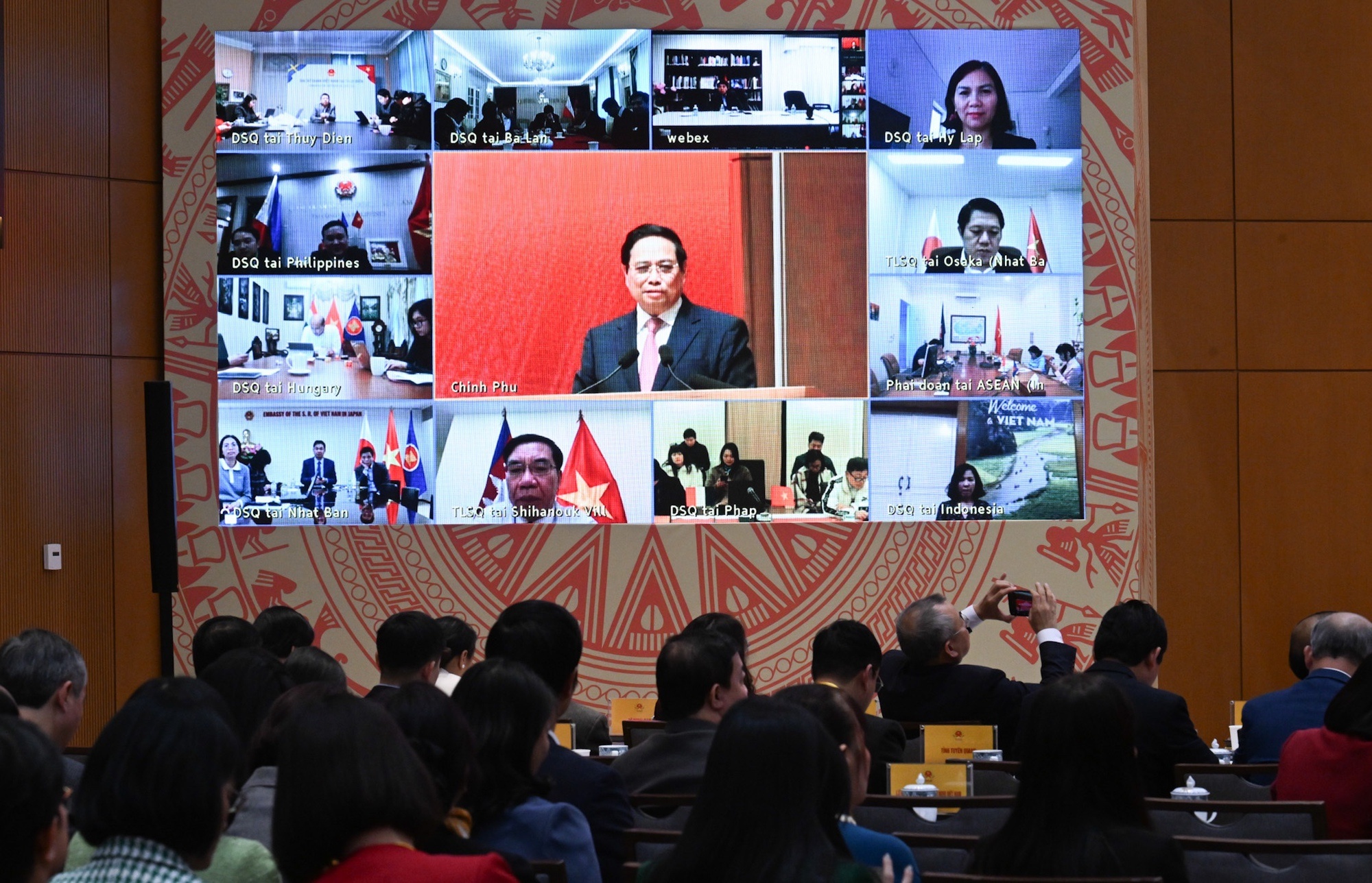 Hội nghị được tổ chức tại Trụ sở Chính phủ, trực tuyến với 98 cơ quan đại diện Việt Nam tại nước ngoài - Ảnh: VGP/Nhật Bắc