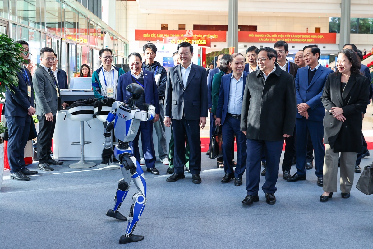 Thủ tướng Phạm Minh Chính kiểm tra khu trưng bày các sản phẩm khoa học công nghệ. Ảnh: Nhật Bắc