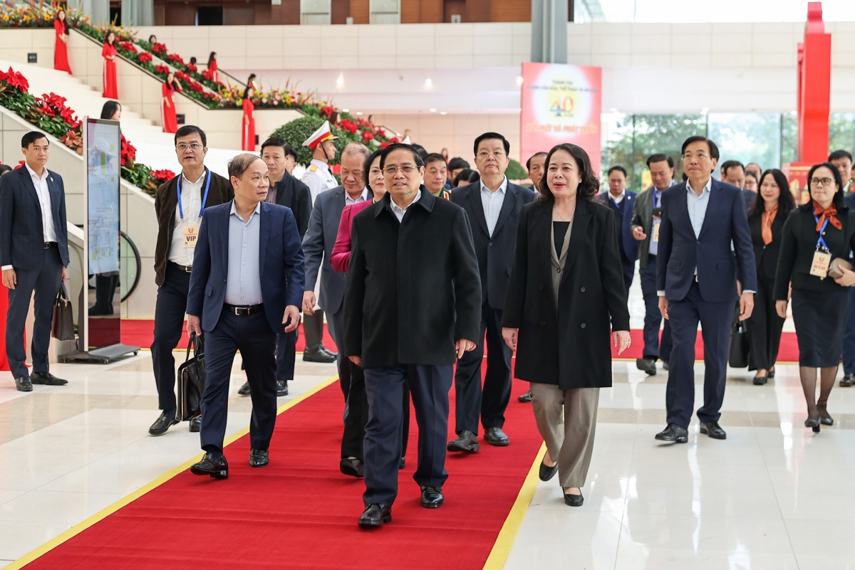 Thủ tướng cùng các lãnh đạo kiểm tra công tác chuẩn bị Đại hội Thi đua yêu nước toàn quốc. Ảnh: Nhật Bắc