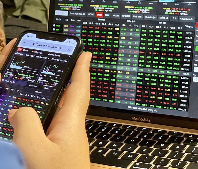 Chốt lời dữ dội cuối năm, VN-Index rung lắc mạnh nhưng lực cầu bắt đáy lên tiếng Chốt lời dữ dội cuối năm, VN-Index rung lắc mạnh nhưng lực cầu bắt đáy lên tiếng