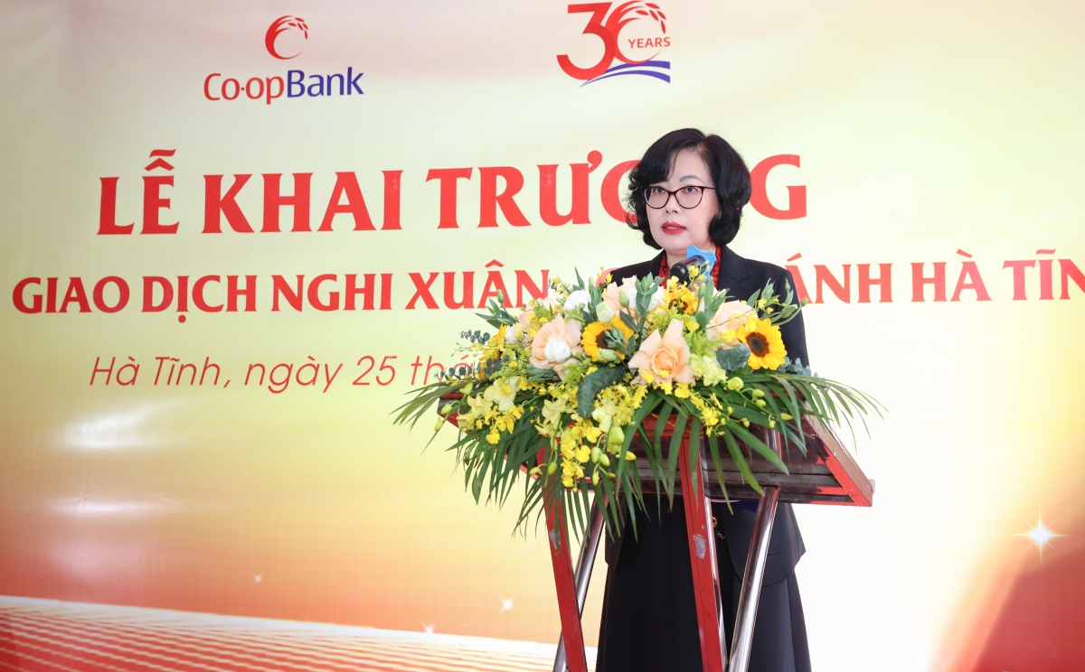 Bà Nguyễn Thanh Hạnh - Thành viên Hội đồng quản trị Co-opBank chúc mừng Co-opBank Chi nhánh Hà Tĩnh tại Lễ Khai trương Phòng giao dịch Nghi Xuân