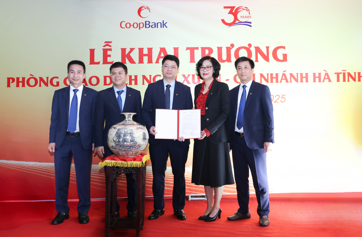 Bà Nguyễn Thanh Hạnh - Thành viên Hội đồng quản trị Co-opBank và ông Tô Hoài Thanh - Phó Tổng Giám đốc Co-opBank trao Quyết định thành lập Phòng giao dịch Nghi Xuân - Co-opBank Chi nhánh Hà Tĩnh