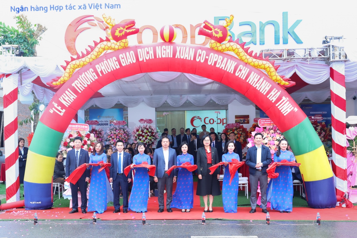 Các đại biểu tại Lễ cắt băng khai trương Phòng giao dịch Nghi Xuân - Co-opBank Chi nhánh Hà Tĩnh