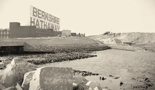 Nhà máy dệt mang thương hiệu Berkshire Hathaway, nền tảng ban đầu của tập đoàn trước khi chuyển sang mô hình đầu tư đa ngành. Nhà máy dệt mang thương hiệu Berkshire Hathaway, nền tảng ban đầu của tập đoàn trước khi chuyển sang mô hình đầu tư đa ngành.