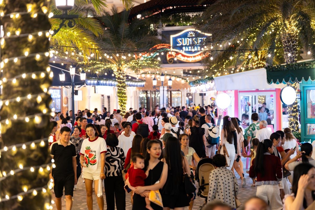 Không khí lễ hội sôi động tràn ngập khắp các nẻo đường tại Thị trấn Hoàng Hôn, Phú Quốc