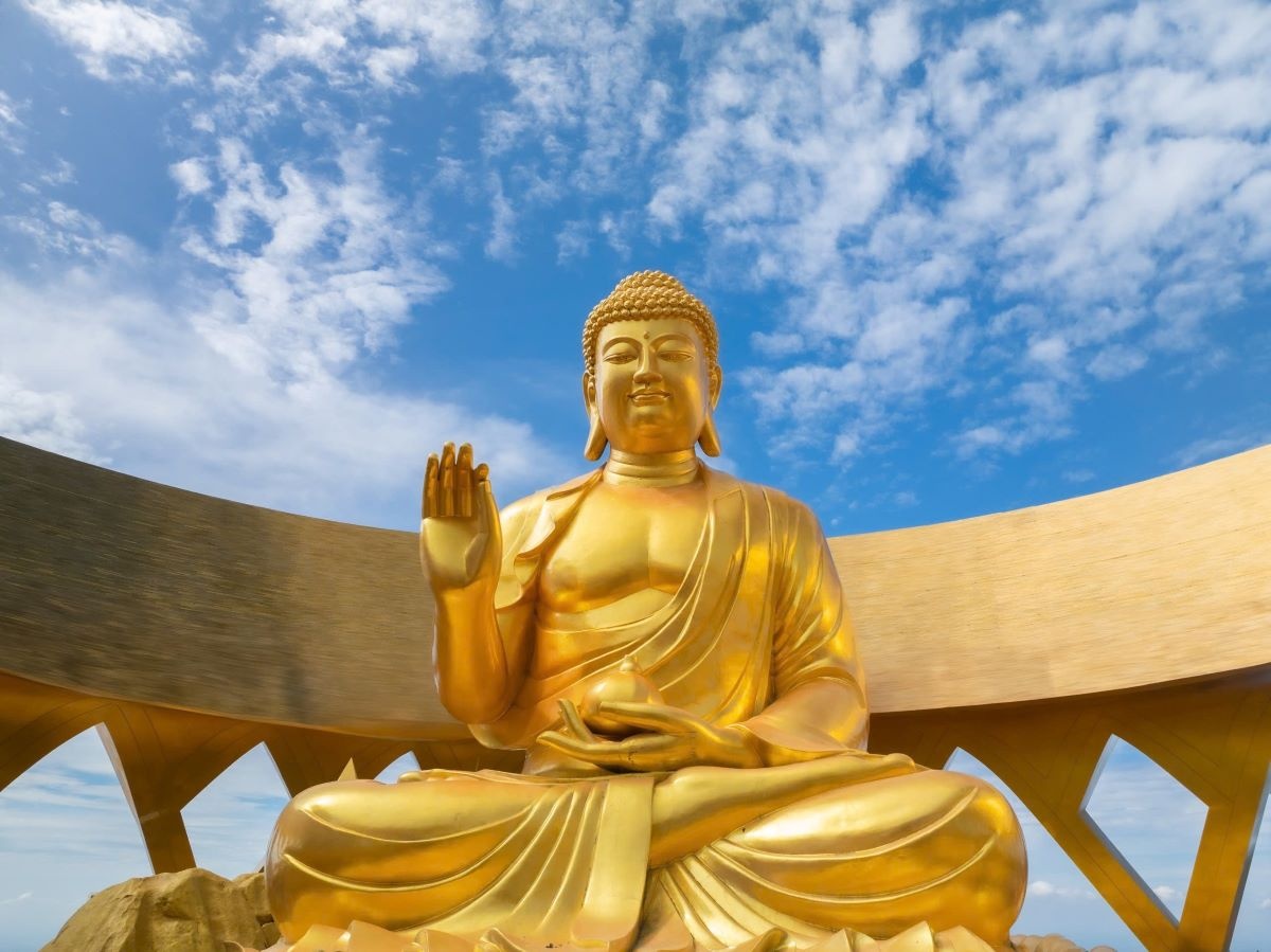 Tôn tượng Đức Phật Câu Na Hàm Mâu Ni biểu trưng cho sự sung túc và viên mãn