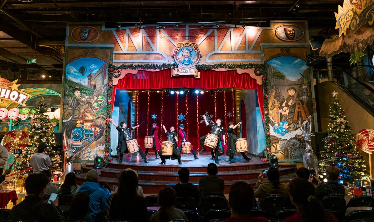 Các minishow nghệ thuật sôi động khuấy động không khí lễ hội tại Sun World Ba Na Hills