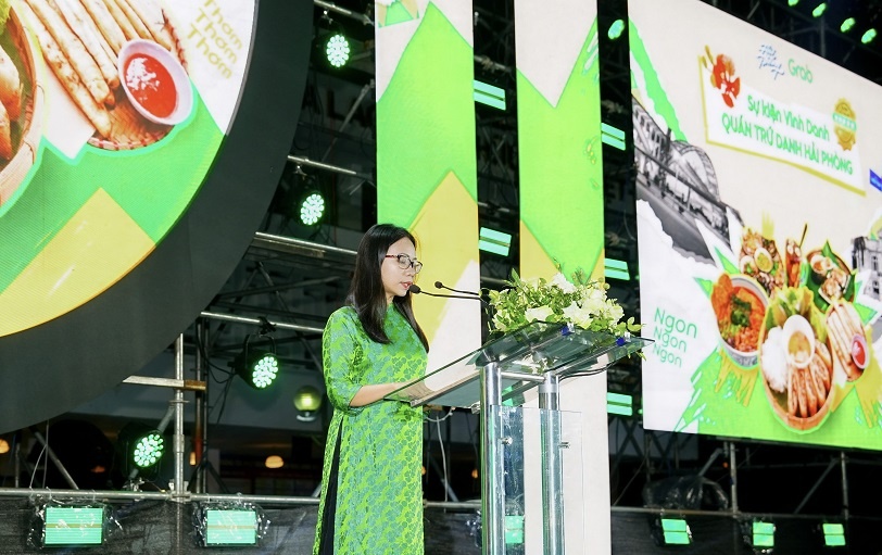 Bà Đặng Thùy Trang - Giám đốc Đối ngoại Grab Việt Nam chia sẻ tại lễ trao giải Bà Đặng Thùy Trang - Giám đốc Đối ngoại Grab Việt Nam chia sẻ tại lễ trao giải