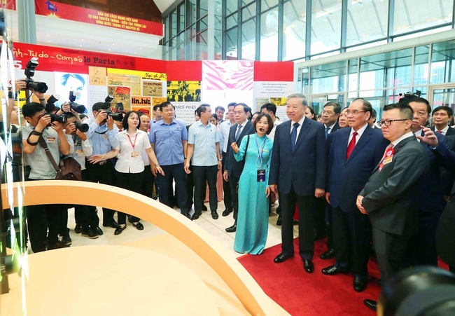 Tổng Bí thư Tô Lâm và các đồng chí lãnh đạo, nguyên lãnh đạo Đảng, Nhà nước tham quan Hội Báo Xuân 2025