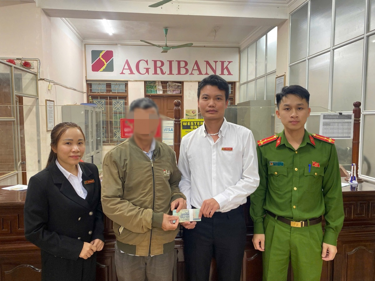 Đội ngũ giao dịch viên Agribank được đào tạo bài bản để nhận diện các dấu hiệu bất thường, nhờ đó kịp thời phát hiện và ngăn chặn kịp thời nhiều vụ lừa đảo qua mạng