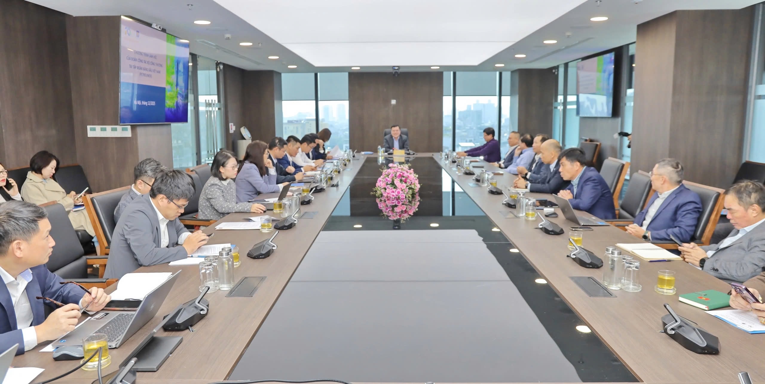 Lãnh đạo Bộ Công Thương làm việc với Petrolimex về đảm bảo nguồn cung xăng dầu