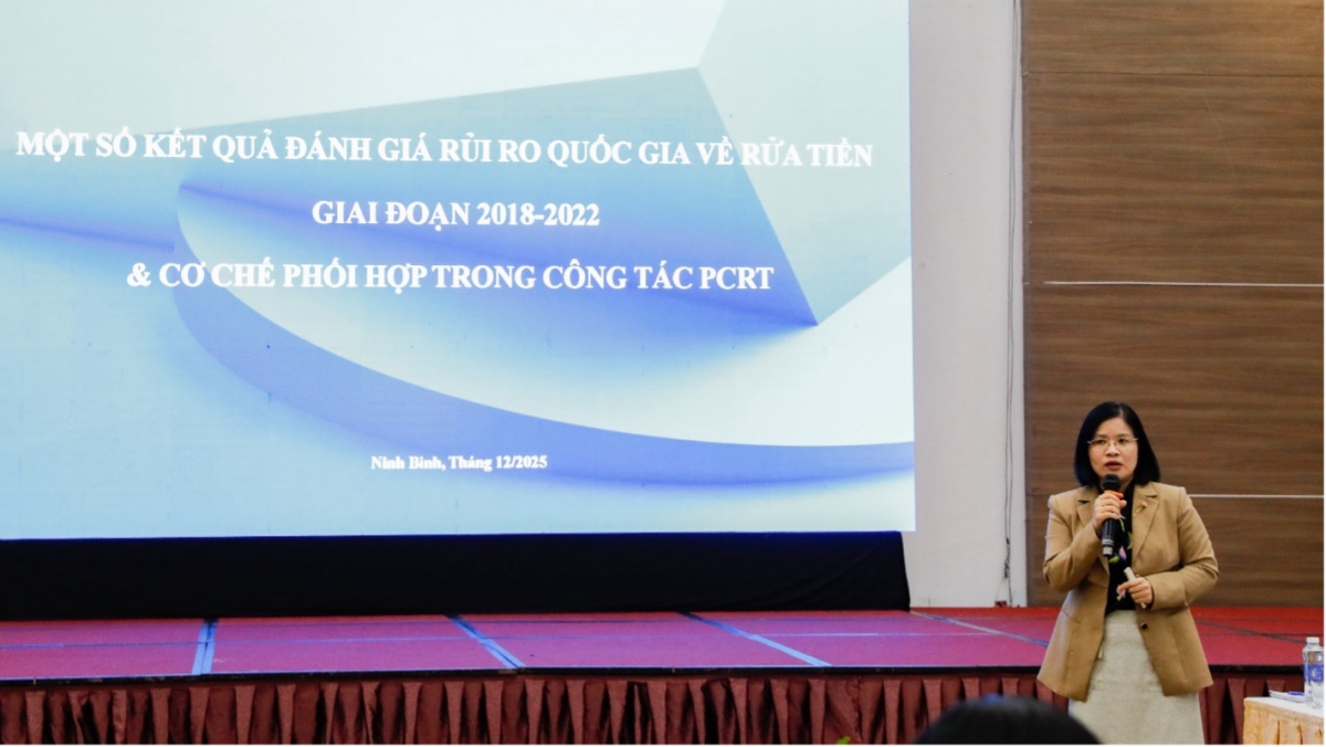 Bà Nguyễn Thị Minh Thơ, Phó Cục trưởng Cục Phòng, chống rửa tiền – Ngân hàng Nhà nước Việt Nam chia sẻ kết quả đánh giá rủi ro quốc gia về rửa tiền giai đoạn 2018 – 2022, Ninh Bình, tháng 12/2025