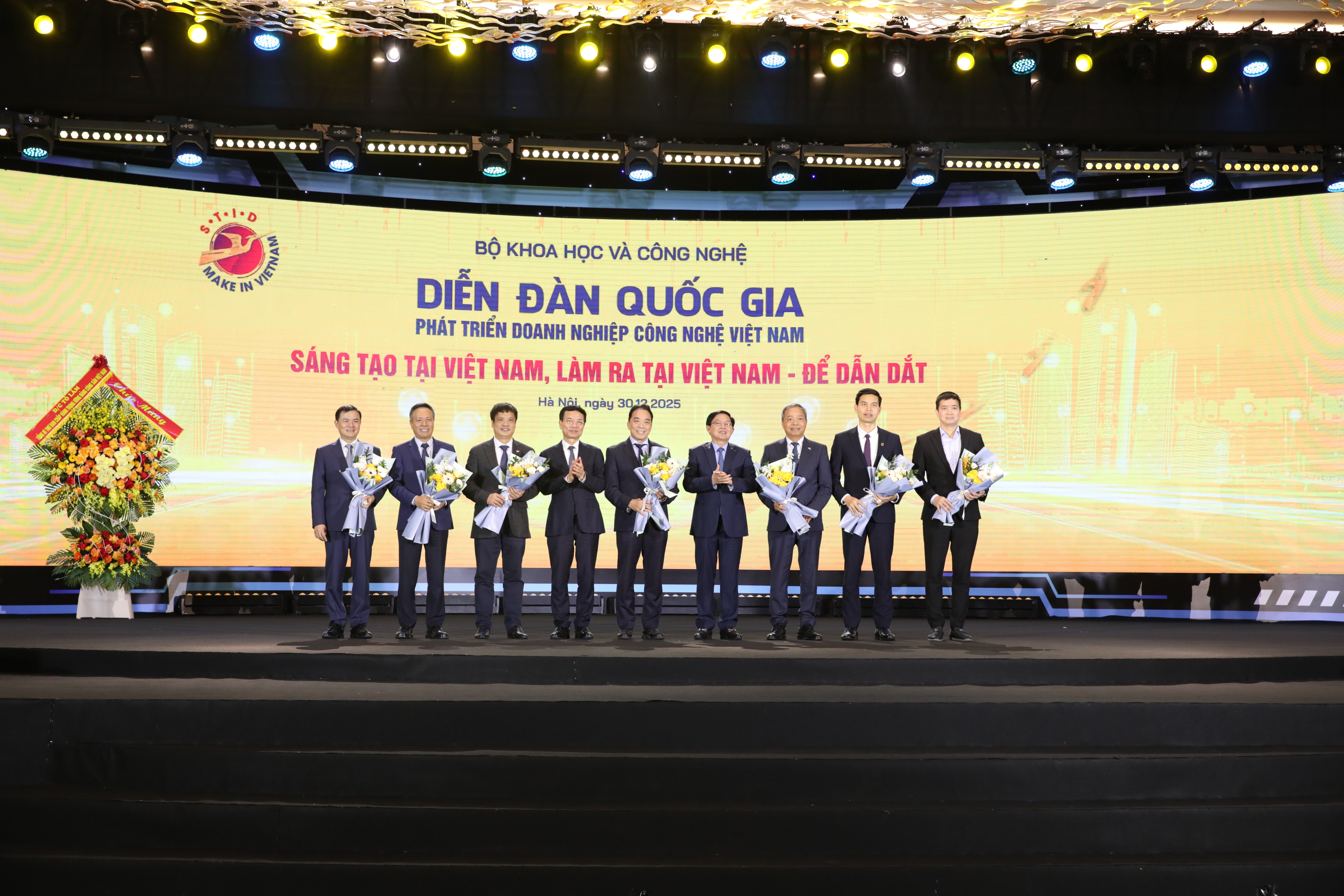 CMC cùng các doanh nghiệp được ghi nhận sau 1 năm triển khai 2 nhiệm vụ Quốc gia CMC Cloud và Trợ lí AI rà soát văn bản pháp luật CLS