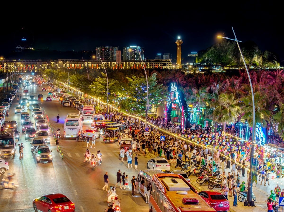  Bãi Cháy đang trên đà trở thành trung tâm kinh tế đêm tại miền Bắc. Ảnh: Ánh Dương
