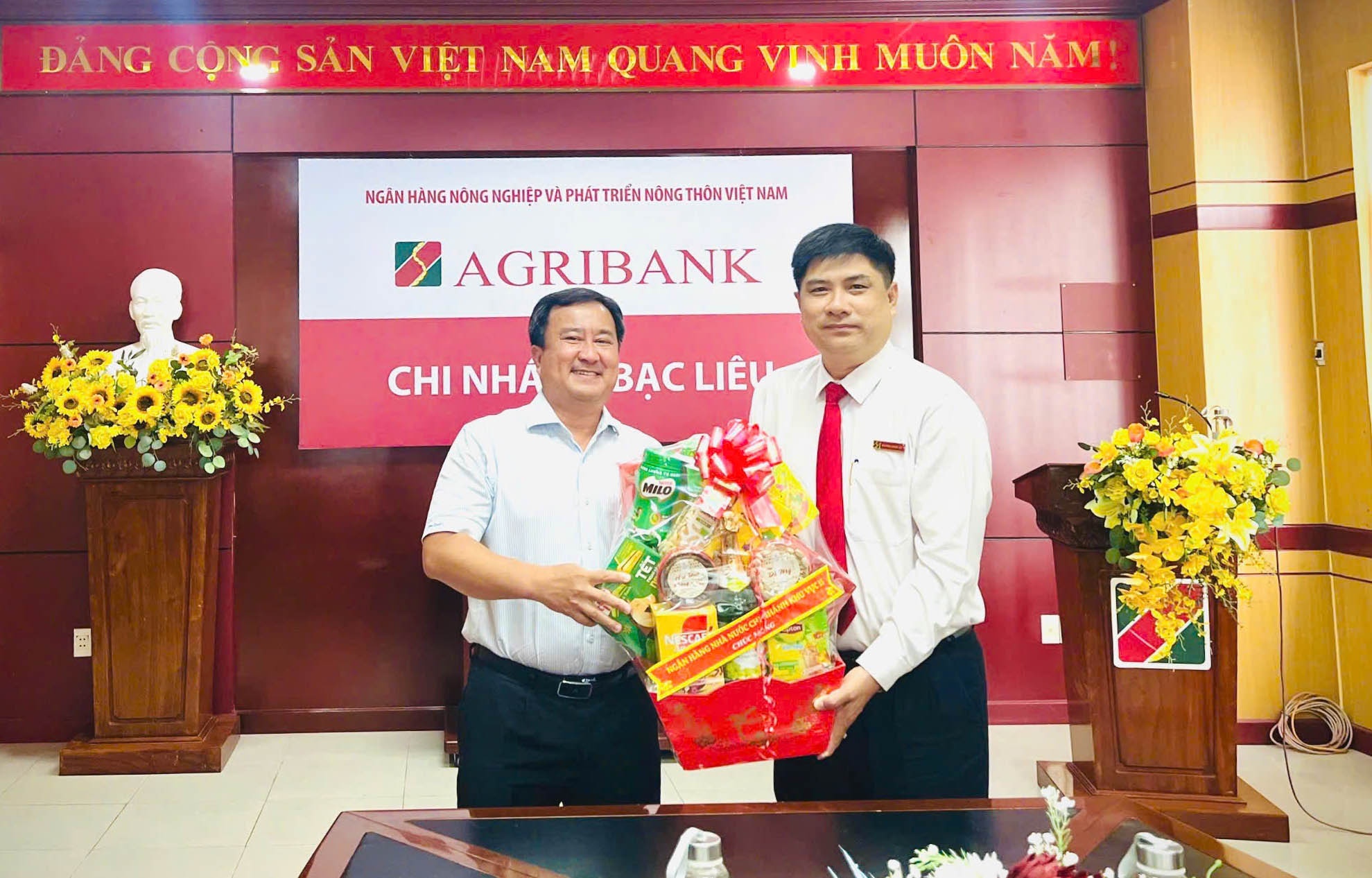 Lãnh đạo An Giang thăm, chúc mừng cán bộ ngân hàng trước thềm năm mới 2026