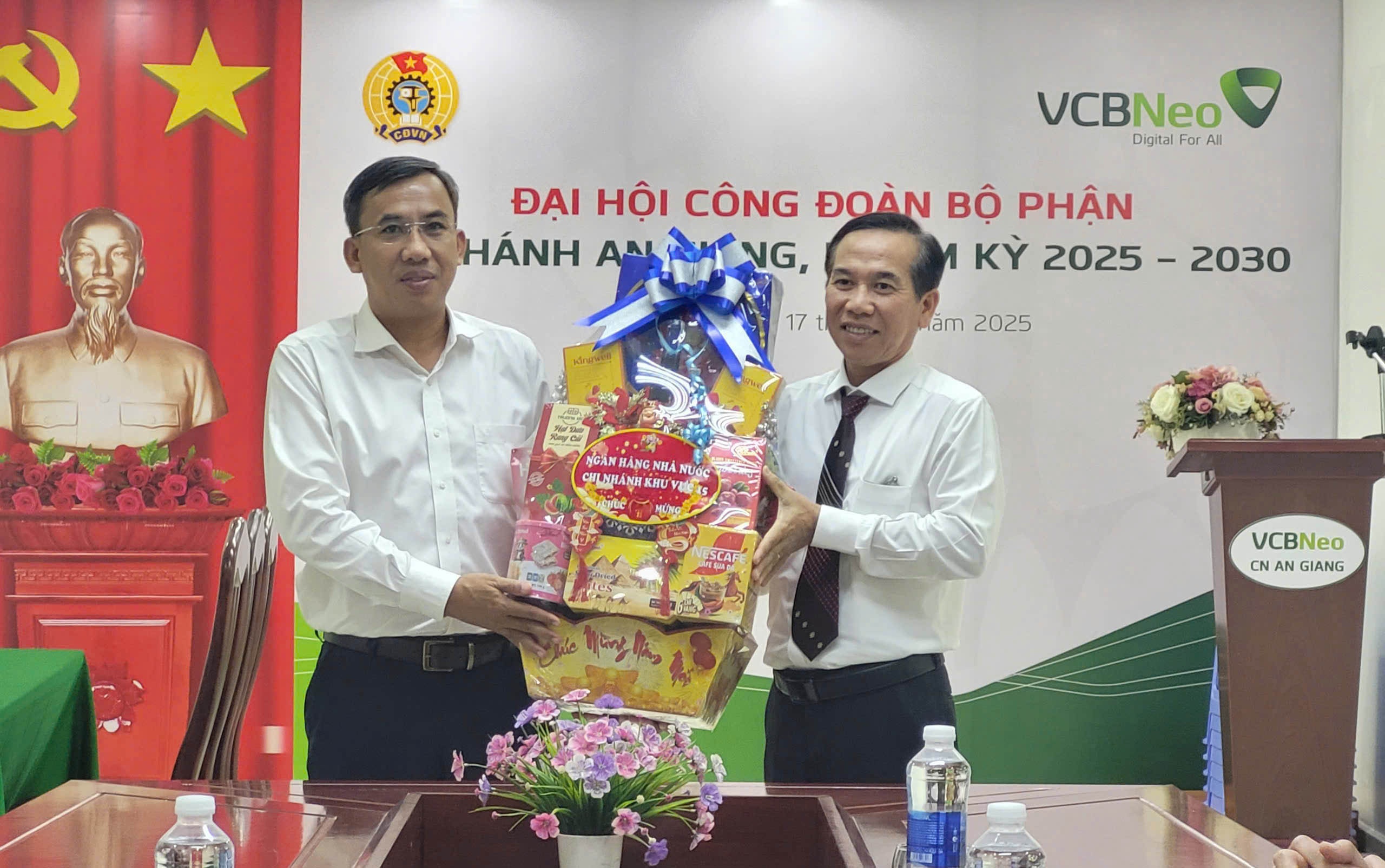 Lãnh đạo An Giang thăm, chúc mừng cán bộ ngân hàng trước thềm năm mới 2026