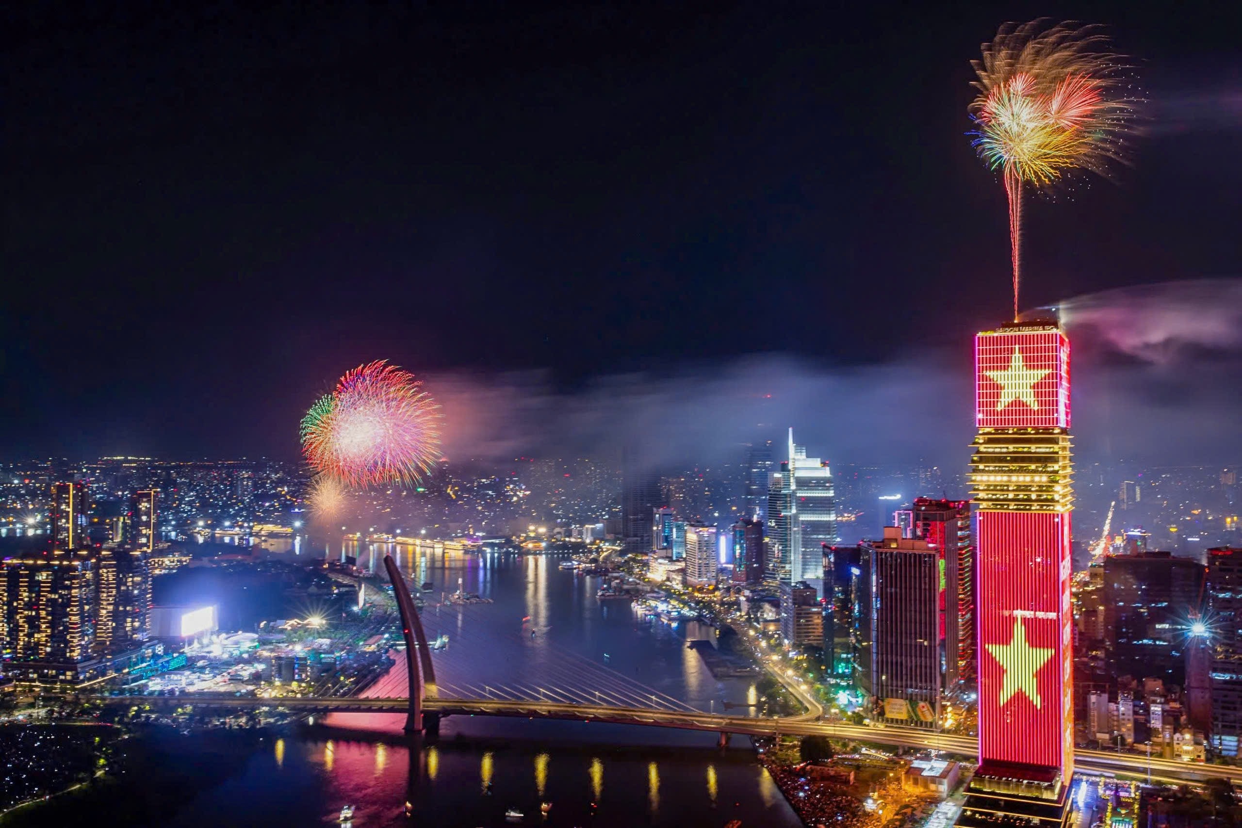 Saigon Marina IFC rực rỡ đêm pháo hoa với công nghệ ánh sáng hàng đầu thế giới