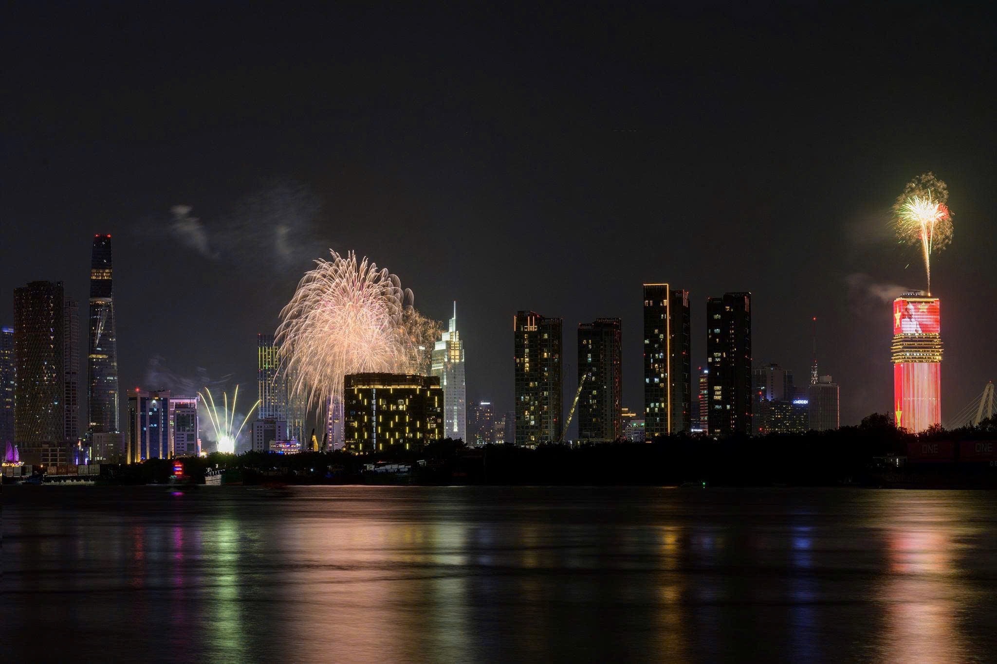 Saigon Marina IFC rực rỡ đêm pháo hoa với công nghệ ánh sáng hàng đầu thế giới Saigon Marina IFC rực rỡ đêm pháo hoa với công nghệ ánh sáng hàng đầu thế giới