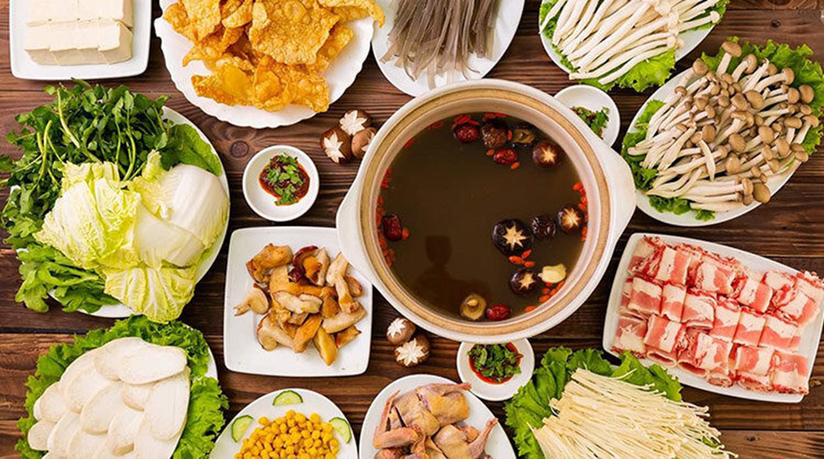 Set lẩu nấm với nước dùng thảo mộc đậm màu, kết hợp đa dạng nấm tươi, rau xanh và nguyên liệu chọn lọc, tạo nên tổng thể hài hòa về hương vị và dinh dưỡng.