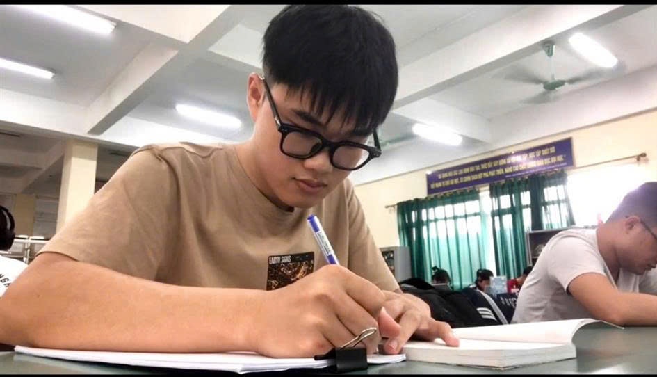 Em Lê Huy Thiên sinh viên tiêu biểu năm học 2023 – 2024 của Trường Đại học Công nghiệp Hà Nội.